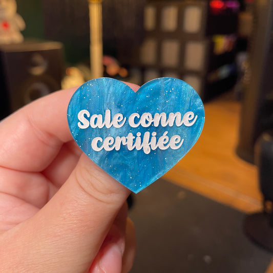 [Contrôle technique] Broche "Sale conne certifiée" en acrylique marbrée bleue à paillettes