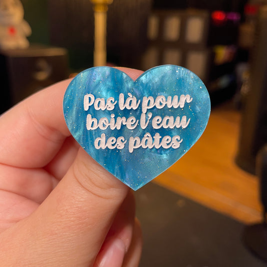 [Contrôle technique] Broche "Pas là pour boire l'eau des pâtes" en acrylique marbrée bleue à paillettes
