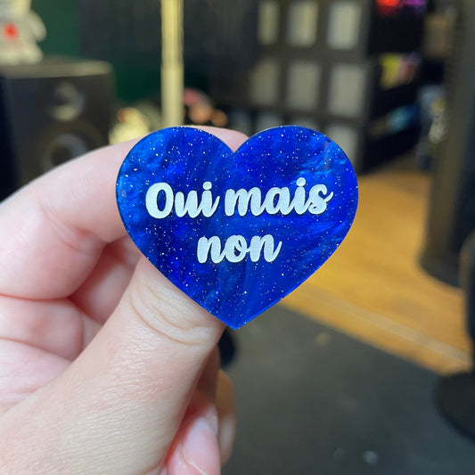 [Contrôle technique] Broche "Oui mais non" en acrylique marbrée bleue à paillettes