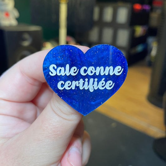 [Contrôle technique] Broche "Sale conne certifiée" en acrylique marbrée bleue à paillettes
