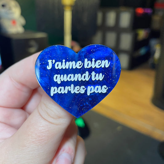 [Contrôle technique] Broche "J'aime bien quand tu parles pas" en acrylique marbrée bleue à paillettes