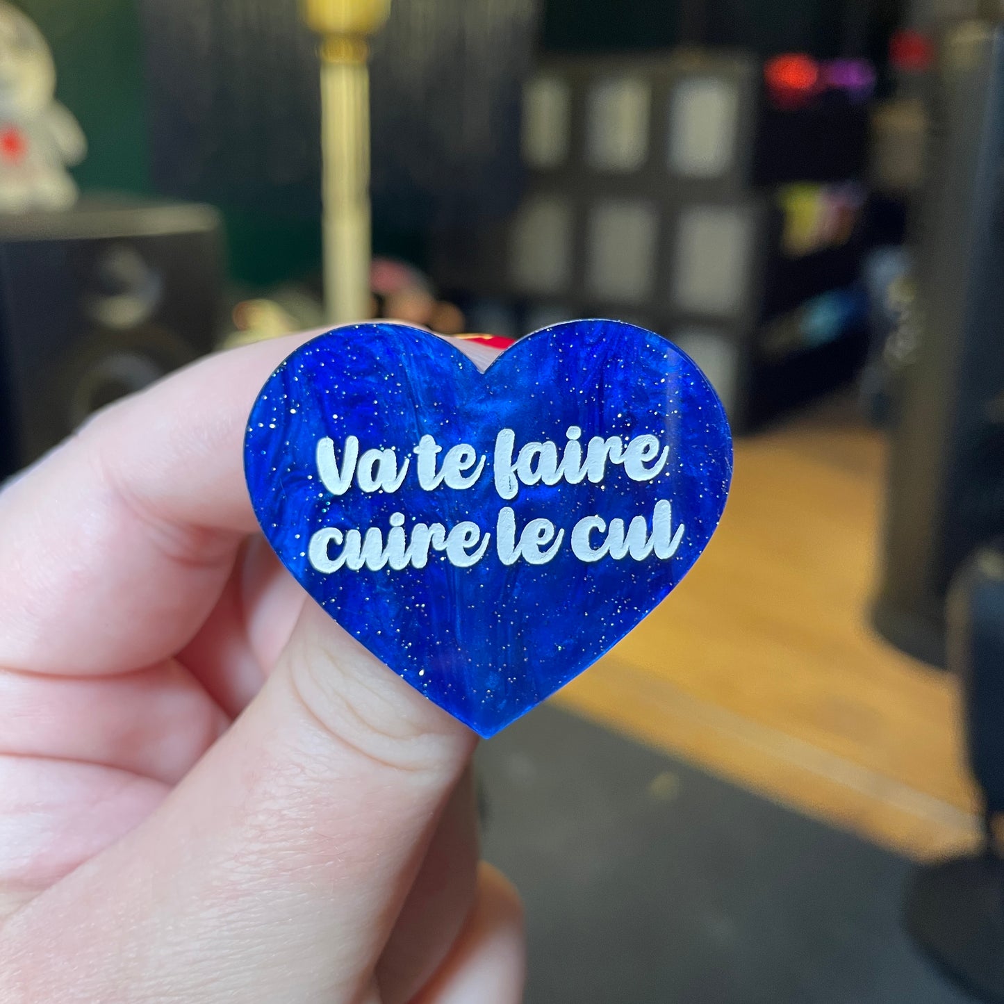 [Contrôle technique] Broche "Va te faire cuire le cul" en acrylique marbrée bleue à paillettes