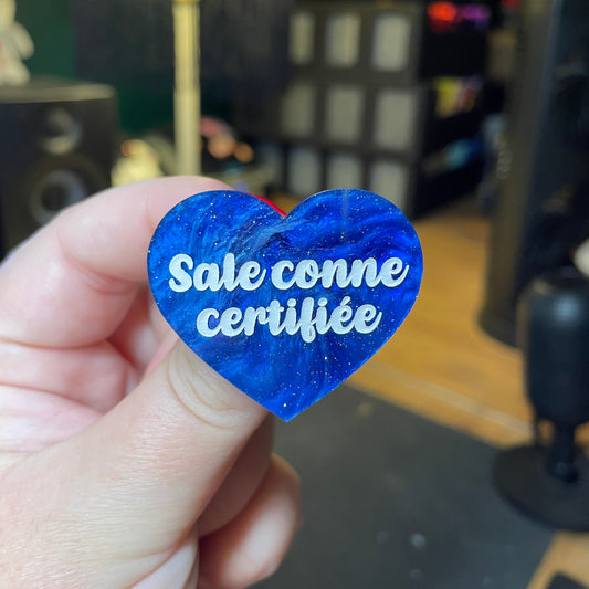 [Contrôle technique] Broche "Sale conne certifiée" en acrylique marbrée bleue à paillettes