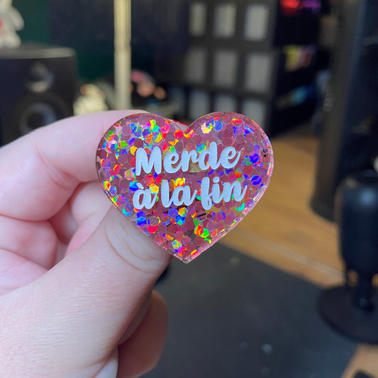 [Contrôle technique] Broche "Merde à la fin" en acrylique semi transparente avec des confettis corail