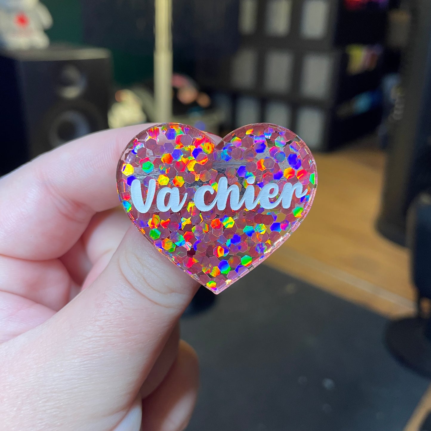 [Contrôle technique] Broche "Va chier" en acrylique semi transparente avec des confettis corail