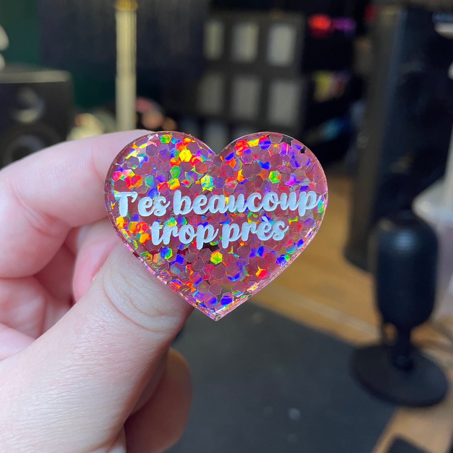[Contrôle technique] Broche "T'es beaucoup trop près" en acrylique semi transparente avec des confettis corail