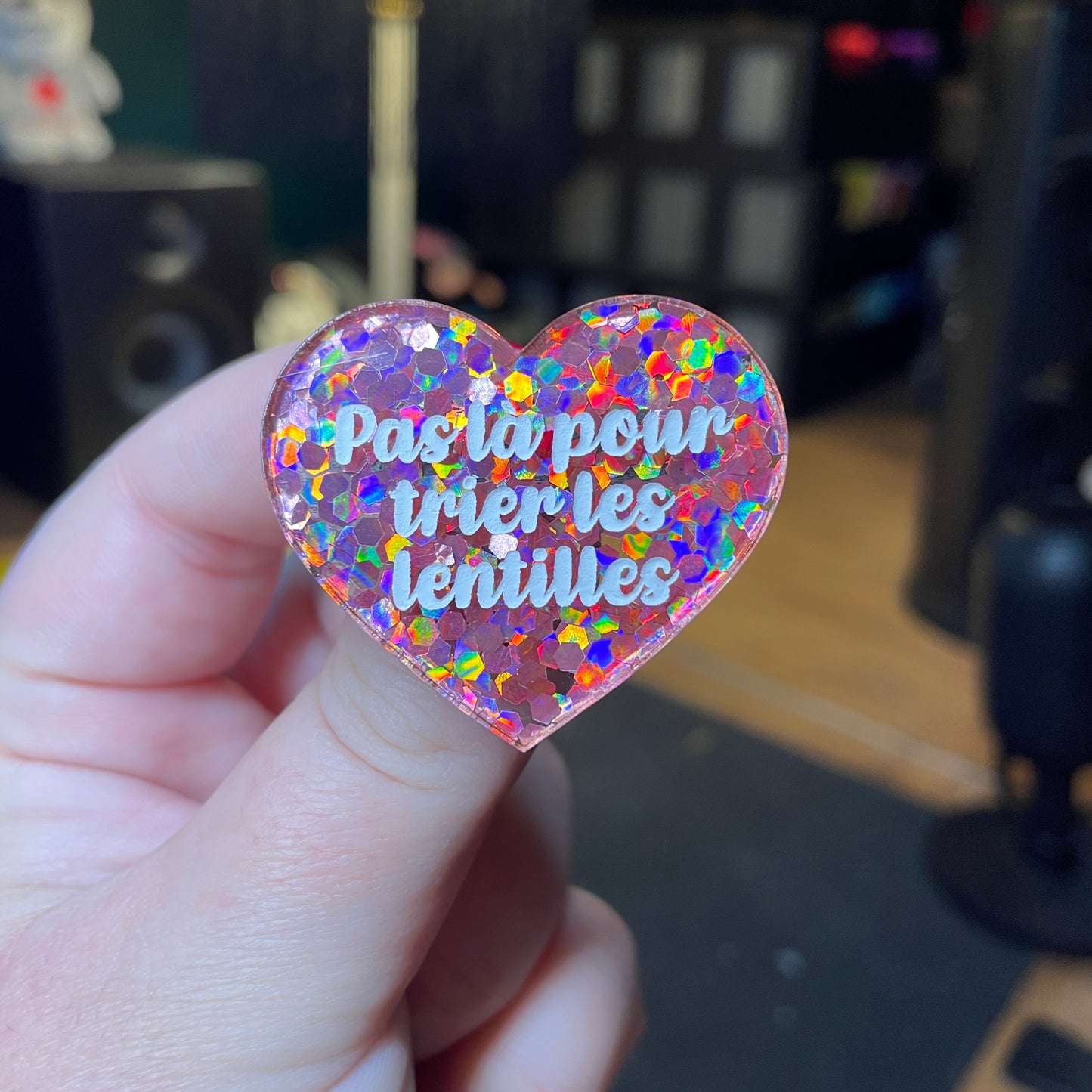 [Contrôle technique] Broche "Pas là pour trier les lentilles" en acrylique semi transparente avec des confettis corail