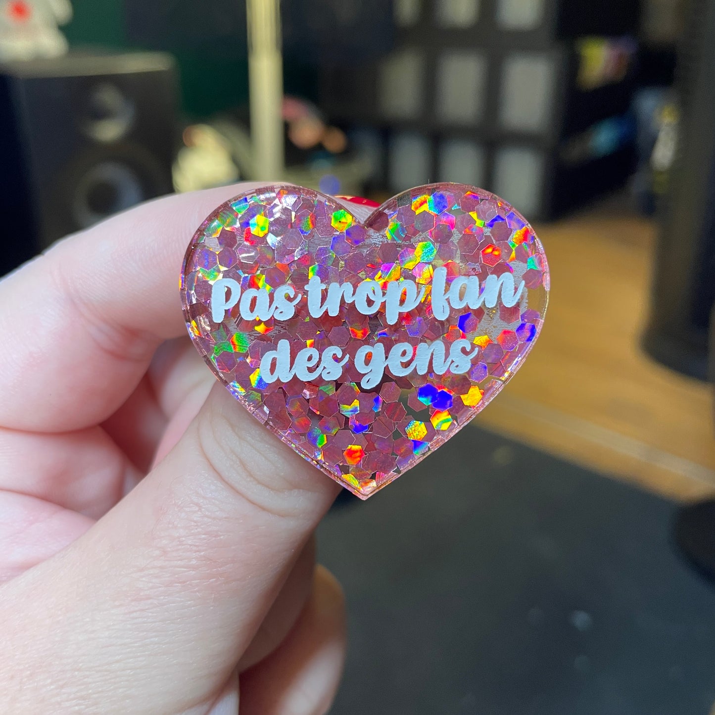 [Contrôle technique] Broche "Pas trop fan des gens" en acrylique semi transparente avec des confettis corail