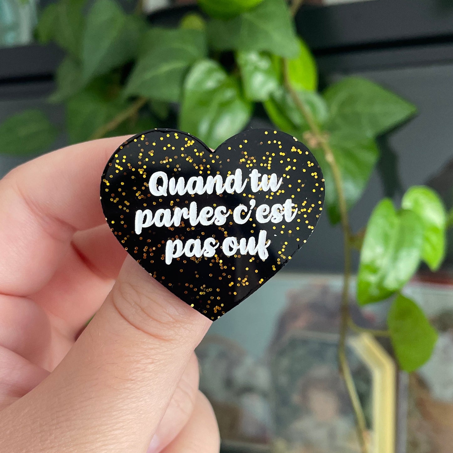 [CONTRÔLE TECHNIQUE] Broche "Quand tu parles c'est pas ouf" en acrylique noire à paillettes dorées