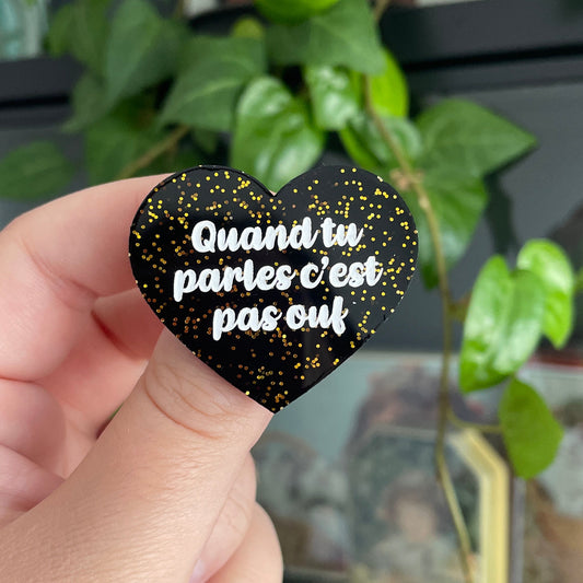 [CONTRÔLE TECHNIQUE] Broche "Quand tu parles c'est pas ouf" en acrylique noire à paillettes dorées