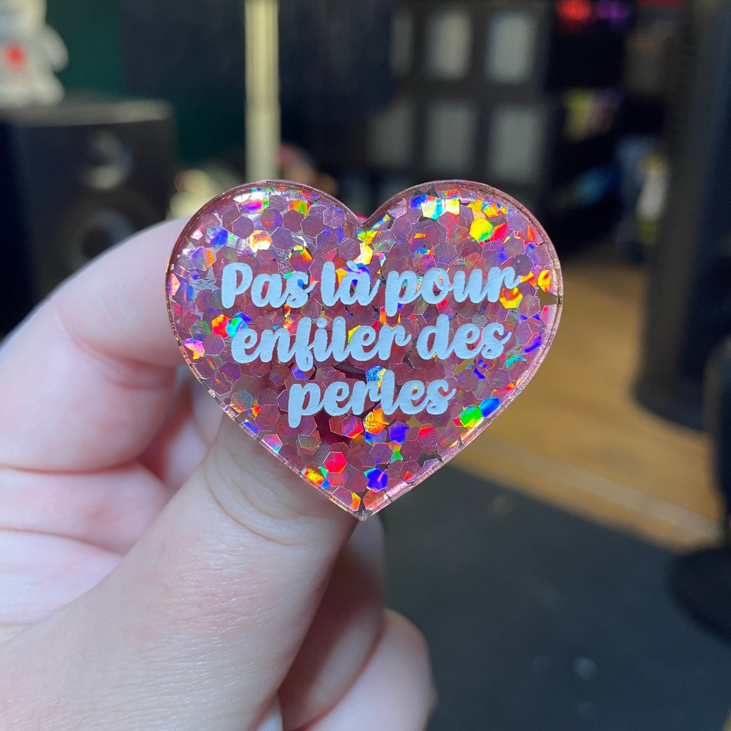 [Contrôle technique] Broche "Pas là pour enfiler des perles" en acrylique semi transparente avec des confettis corail