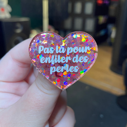 [Contrôle technique] Broche "Pas là pour enfiler des perles" en acrylique semi transparente avec des confettis corail