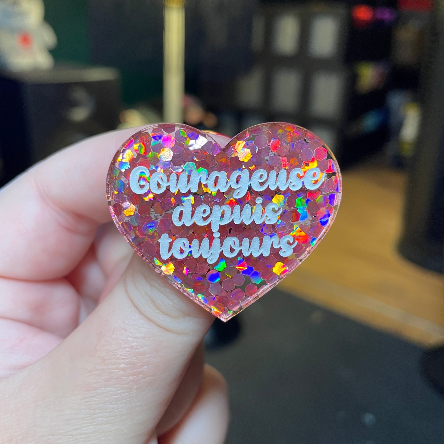[Contrôle technique] Broche "Courageuse depuis toujours" en acrylique semi transparente avec des confettis corail