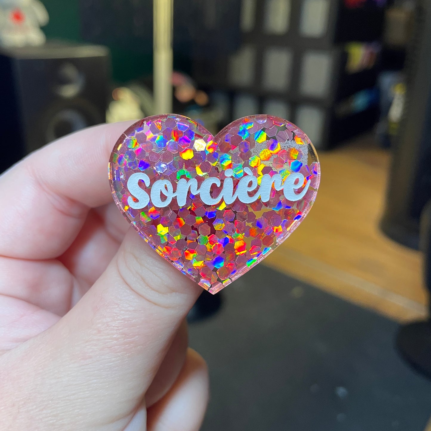 [Contrôle technique] Broche "Sorcière" en acrylique semi transparente avec des confettis corail