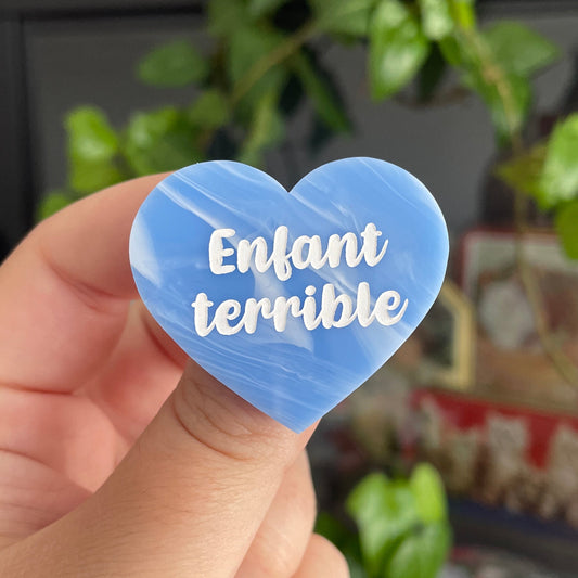 [CONTRÔLE TECHNIQUE] Broche "Enfant terrible" en acrylique marbrée bleue et blanche