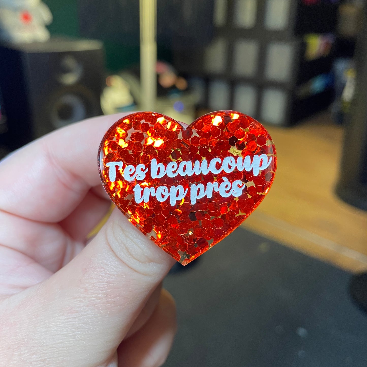 [Contrôle technique] Broche "T'es beaucoup trop près" en acrylique semi transparente avec des confettis rouges