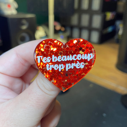 [Contrôle technique] Broche "T'es beaucoup trop près" en acrylique semi transparente avec des confettis rouges