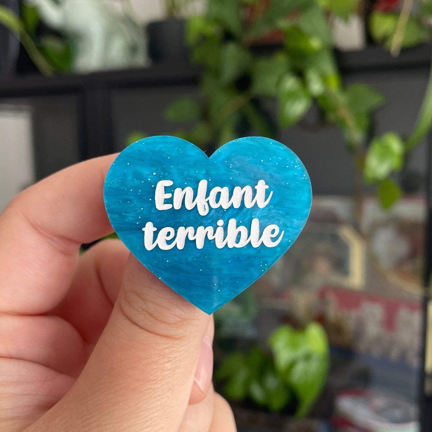 [CONTRÔLE TECHNIQUE] Broche "Enfant terrible" en acrylique marbrée bleue à paillettes