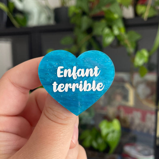 [CONTRÔLE TECHNIQUE] Broche "Enfant terrible" en acrylique marbrée bleue à paillettes