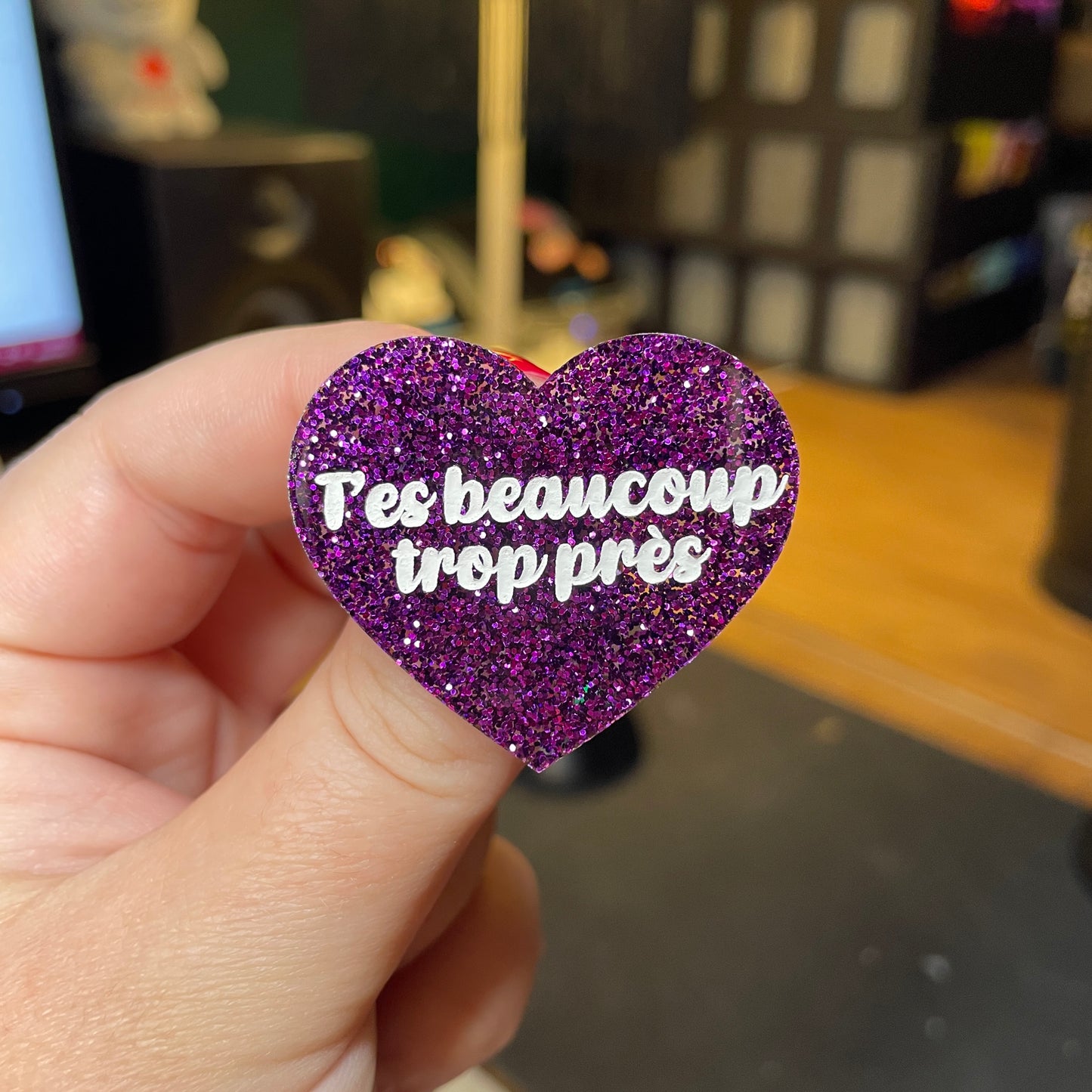 [Contrôle technique] Broche "T'es beaucoup trop près" en acrylique à paillettes violettes