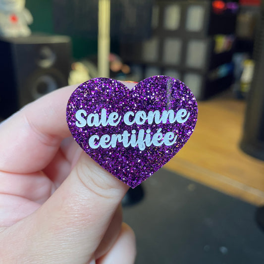 [Contrôle technique] Broche "Sale conne certifiée" en acrylique à paillettes violettes