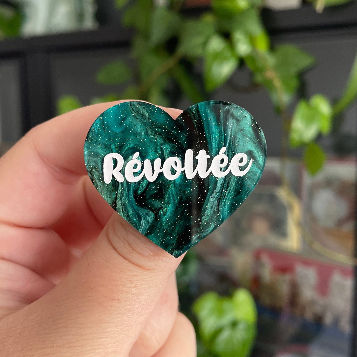 Broche "Révoltée" en acrylique marbrée noire et vert sapin à paillettes