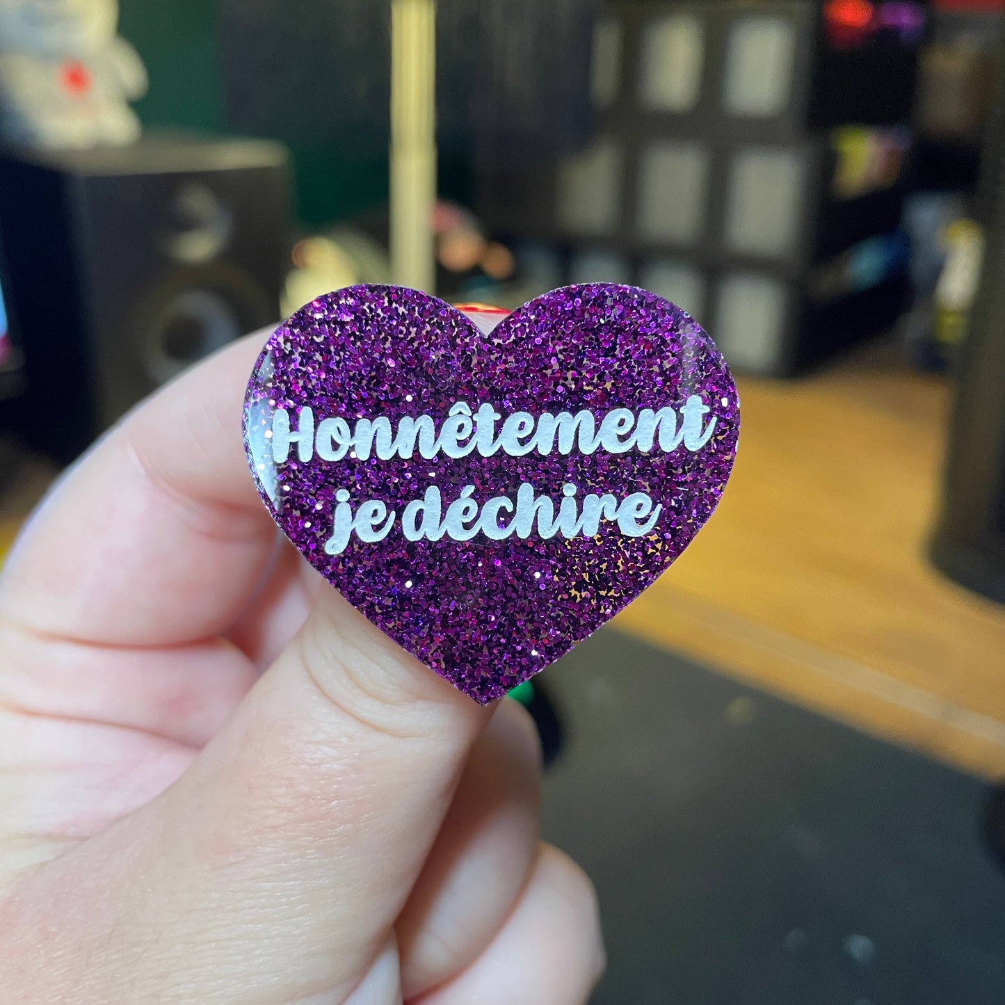 [Contrôle technique] Broche "Honnêtement je déchire" en acrylique à paillettes violettes