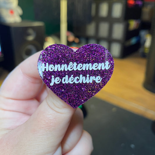 [Contrôle technique] Broche "Honnêtement je déchire" en acrylique à paillettes violettes