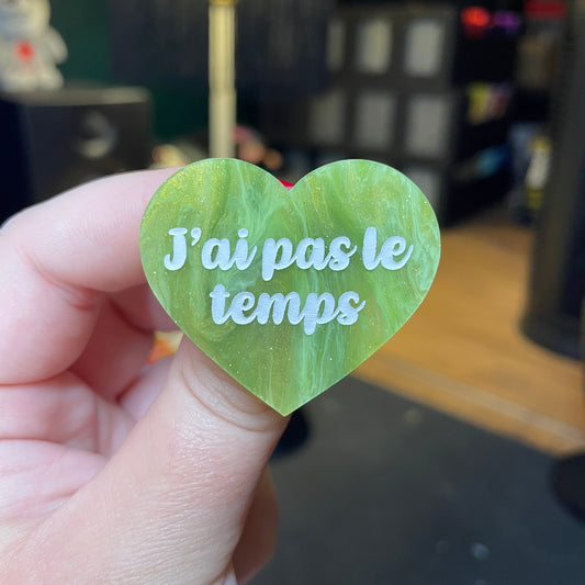 [Contrôle technique] Broche "J'ai pas le temps" en acrylique semi transparente marbrée verte et dorée à paillettes