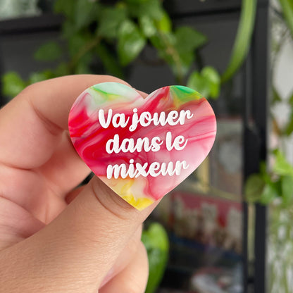 [CONTRÔLE TECHNIQUE] Broche "Va jouer dans le mixeur" en acrylique marbrée multicolore