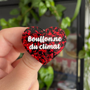 [CONTRÔLE TECHNIQUE] [INCLUSIF] Broche "Bouffon.ne du climat" en acrylique noire avec des confettis rouges