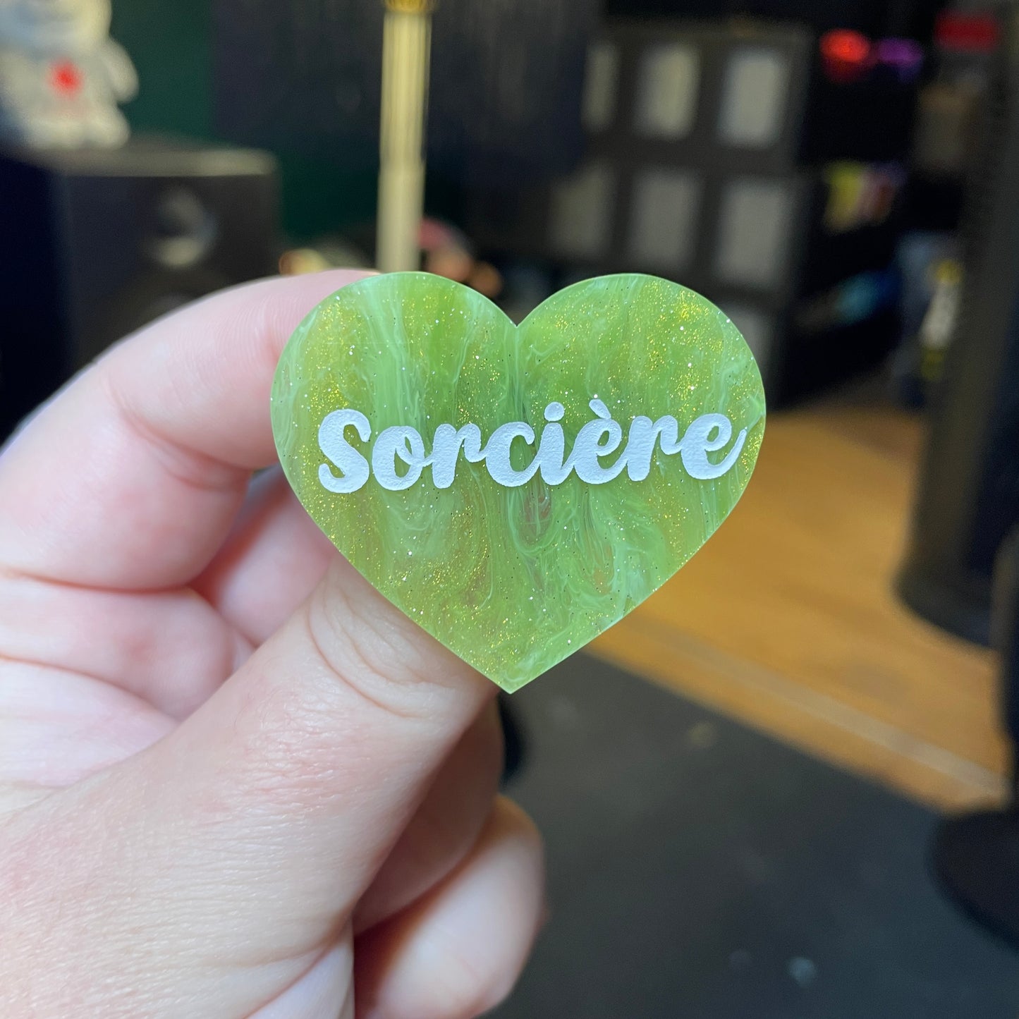 [Contrôle technique] Broche "Sorcière" en acrylique semi transparente marbrée verte et dorée à paillettes
