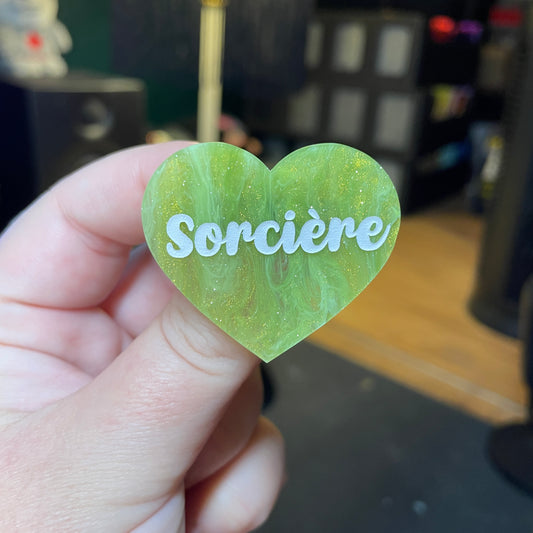 [Contrôle technique] Broche "Sorcière" en acrylique semi transparente marbrée verte et dorée à paillettes