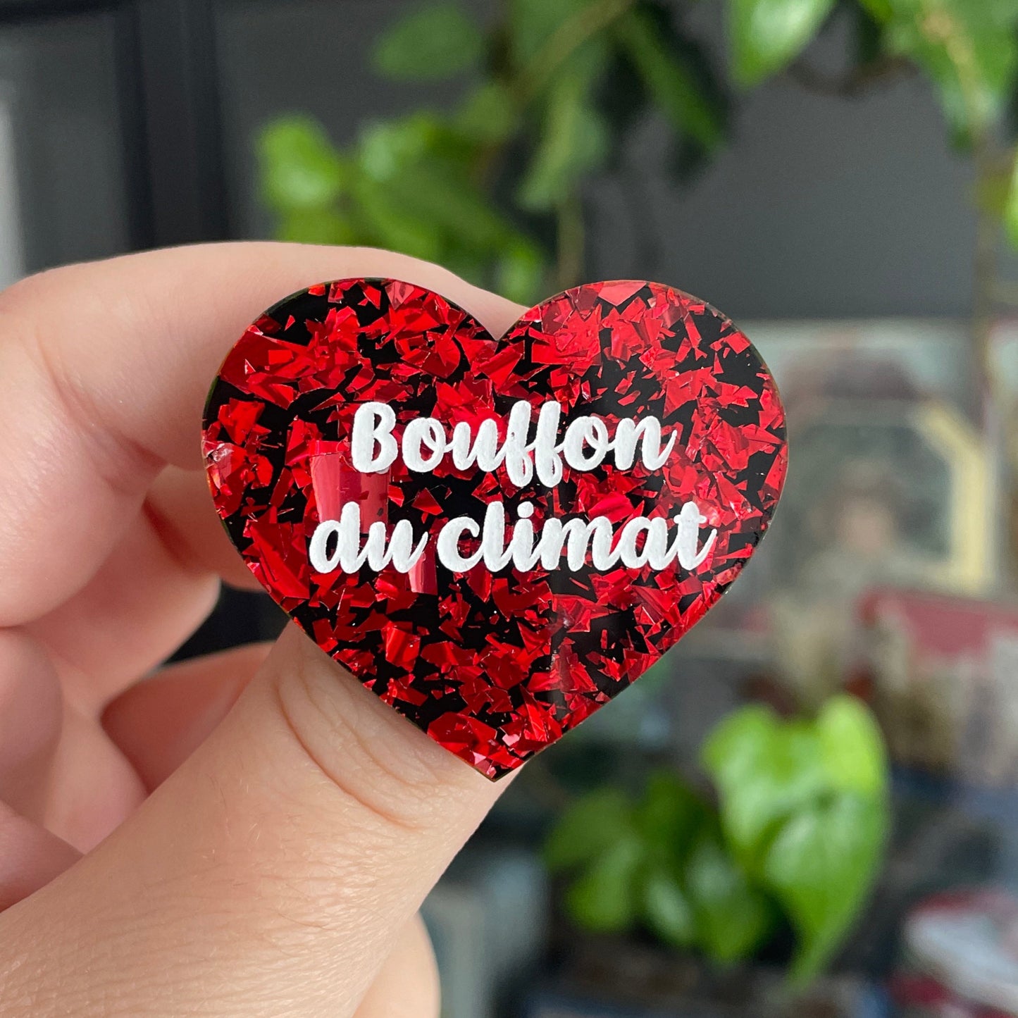 [CONTRÔLE TECHNIQUE] [MASCULIN] Broche "Bouffon du climat" en acrylique noire avec des confettis rouges