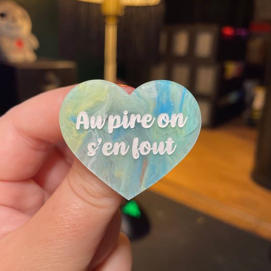 [Contrôle technique] Broche "Au pire on s'en fout" en acrylique semi transparente marbrée bleue, jaune et blanche à paillettes