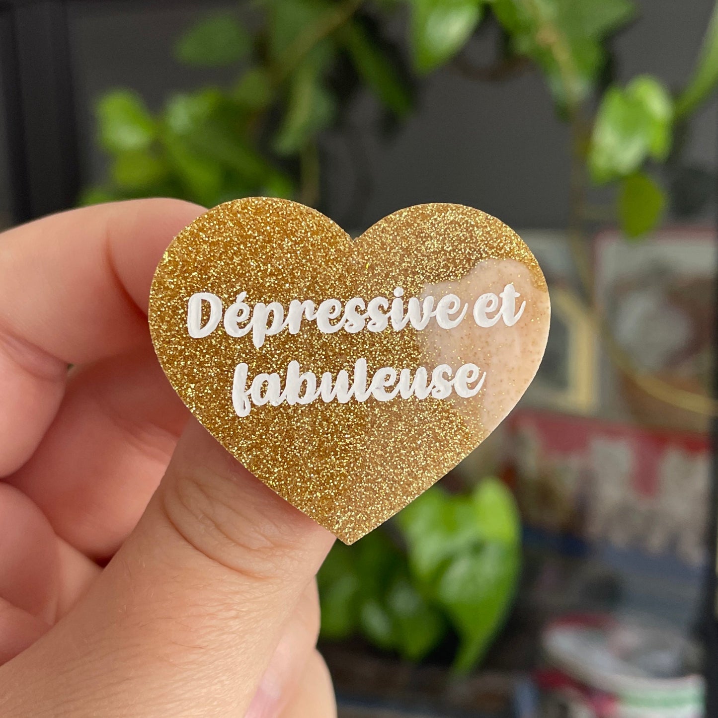 [CONTRÔLE TECHNIQUE] Broche "Dépressive et fabuleuse" en acrylique japonaise pailletée dorée et marbrée