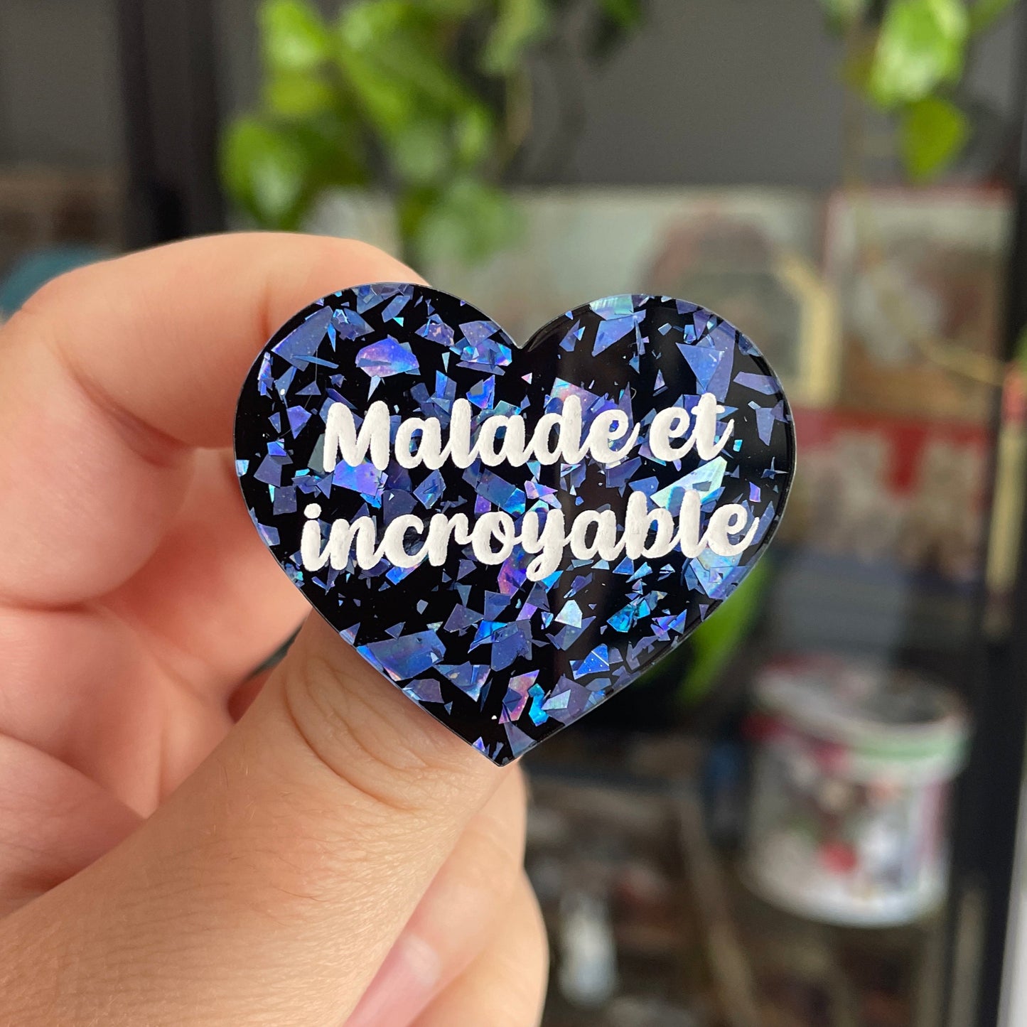 [CONTRÔLE TECHNIQUE] Broche "Malade et incroyable" en acrylique noire avec des éclats de confettis bleus