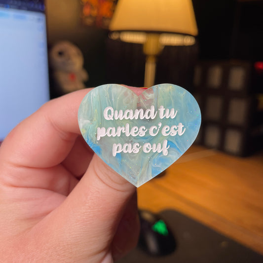 [Contrôle technique] Broche "Quand tu parles c'est pas ouf" en acrylique semi transparente marbrée bleue, jaune et blanche à paillettes