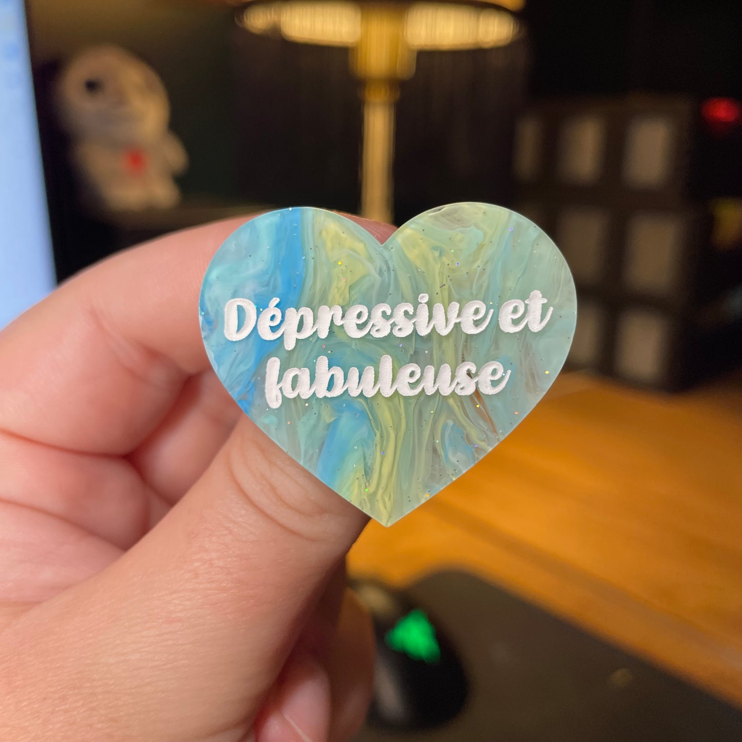 [Contrôle technique] Broche "Dépressive et fabuleuse" en acrylique semi transparente marbrée bleue, jaune et blanche à paillettes