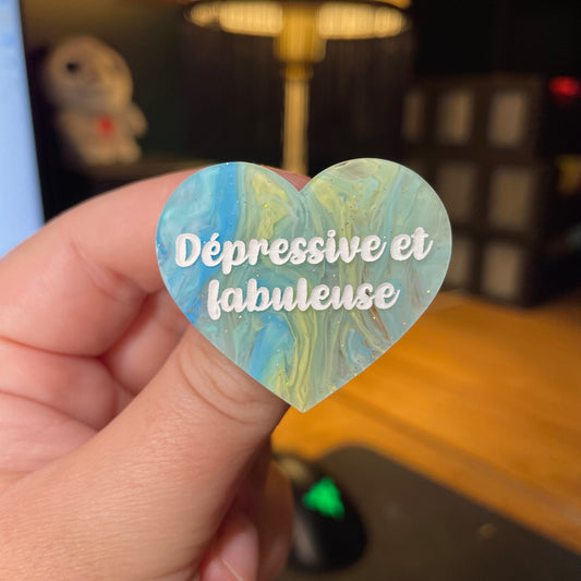 [Contrôle technique] Broche "Dépressive et fabuleuse" en acrylique semi transparente marbrée bleue, jaune et blanche à paillettes