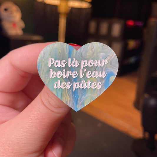[Contrôle technique] Broche "Pas là pour boire l'eau des pâtes" en acrylique semi transparente marbrée bleue, jaune et blanche à paillettes