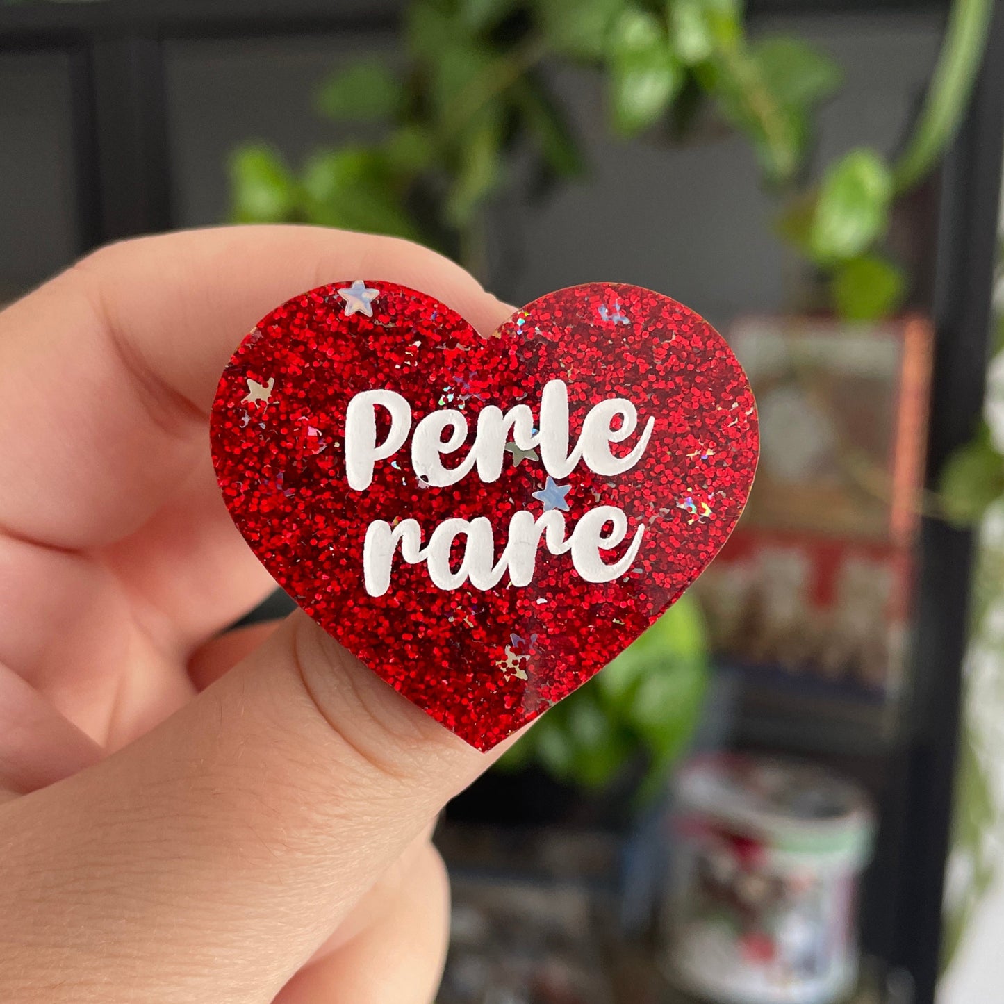 [CONTRÔLE TECHNIQUE] Broche "Perle rare" en acrylique à paillettes rouges et confettis étoiles