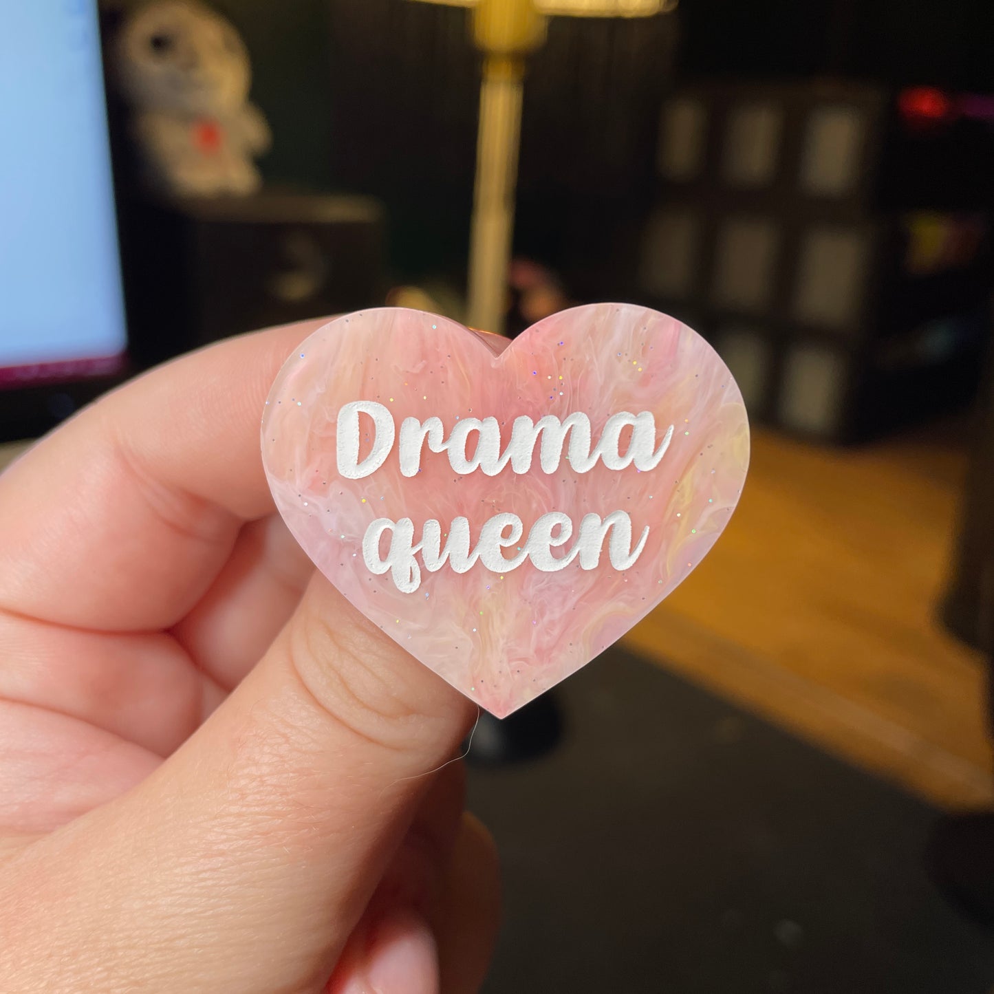 [Contrôle technique] Broche "Drama queen" en acrylique semi transparente marbrée rose, corail et blanche à paillettes