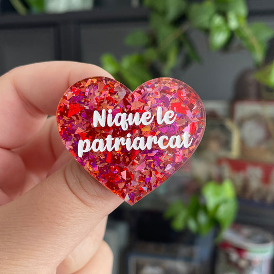 [CONTRÔLE TECHNIQUE] Broche "Nique le patriarcat" en acrylique transparente avec des confettis rouges et roses