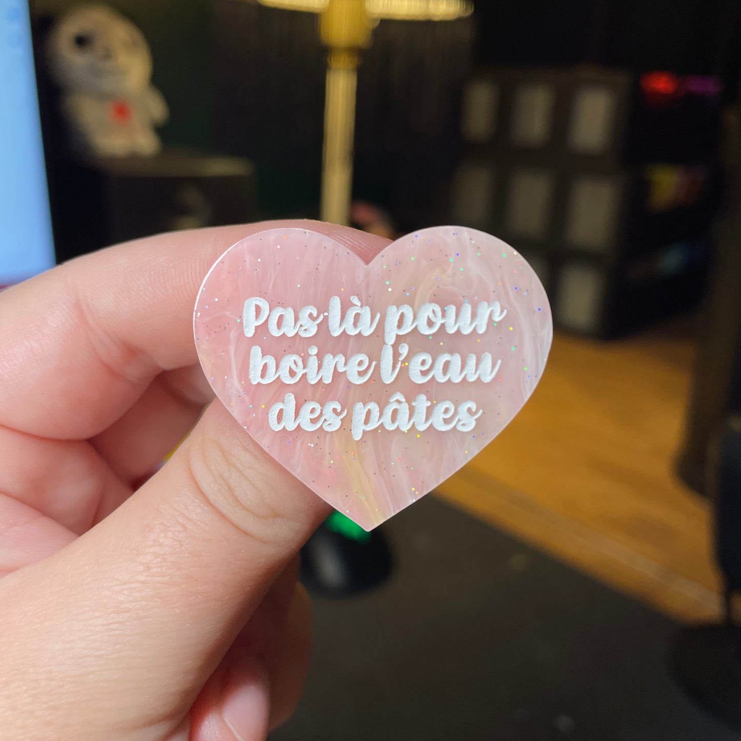 [Contrôle technique] Broche "Pas là pour boire l'eau des pâtes" en acrylique semi transparente marbrée rose, corail et blanche à paillettes