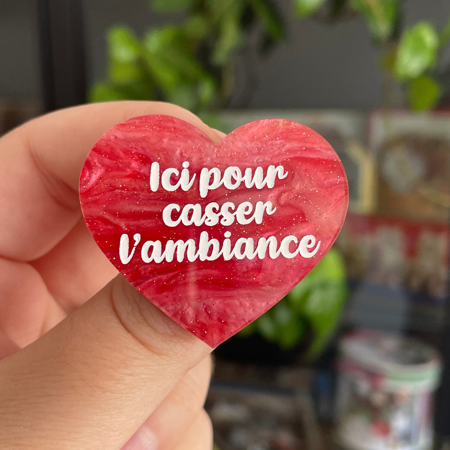 [CONTRÔLE TECHNIQUE] Broche "Ici pour casser l'ambiance" en acrylique marbrée rose à paillettes