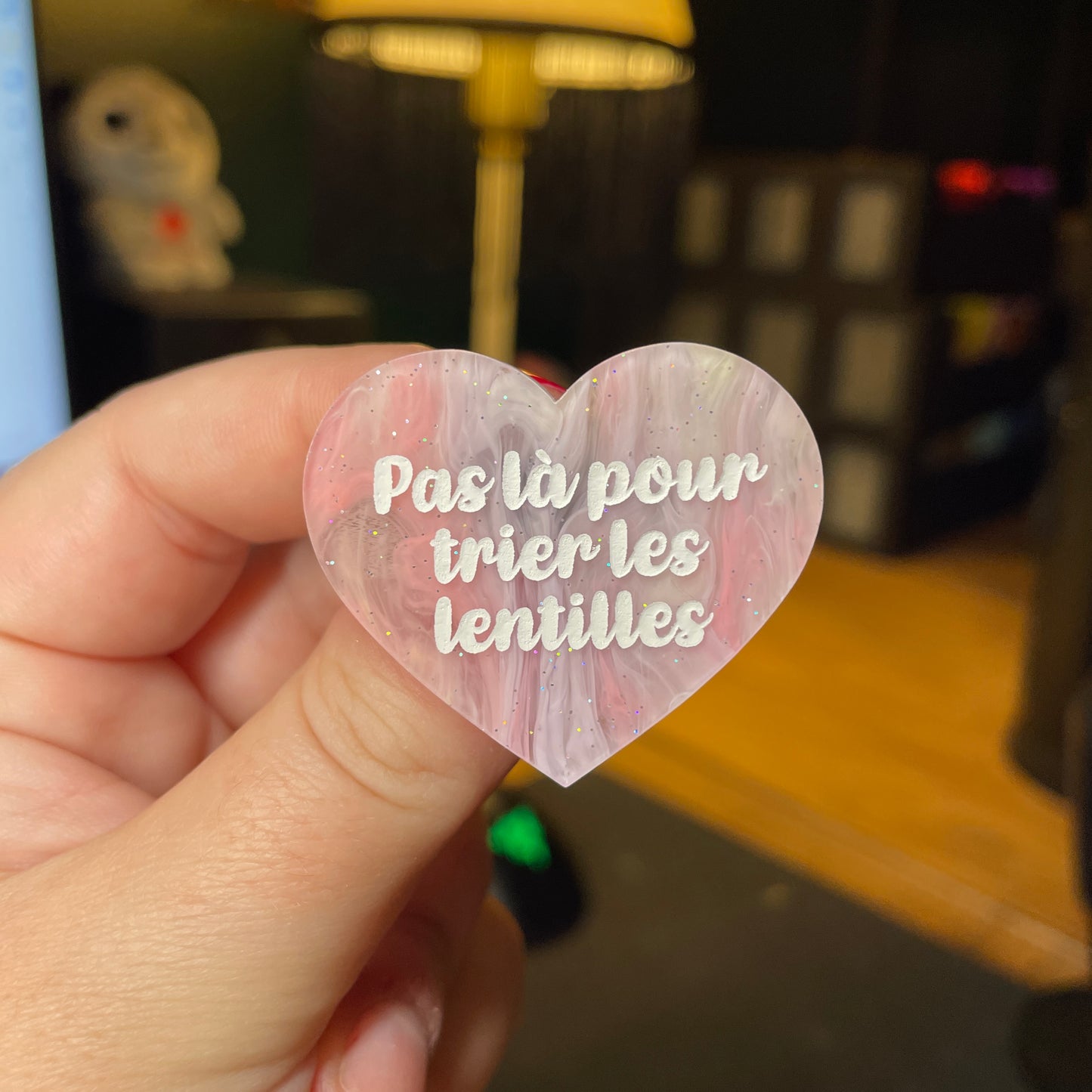 [Contrôle technique] Broche "Pas là pour trier les lentilles" en acrylique semi transparente marbrée rose, corail et blanche à paillettes