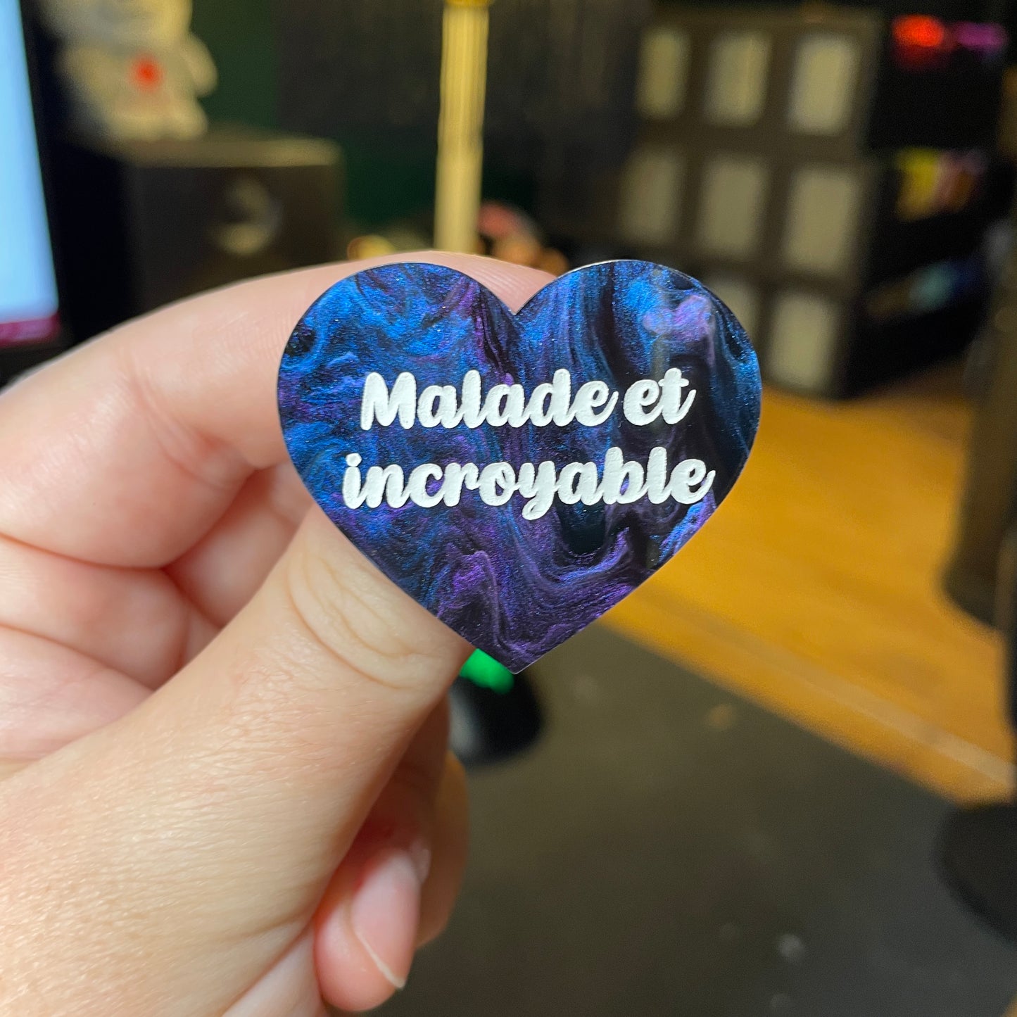 [Contrôle technique] Broche "Malade et incroyable" en acrylique marbrée bleue, noire et violette