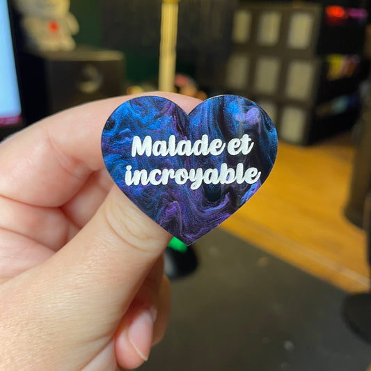 [Contrôle technique] Broche "Malade et incroyable" en acrylique marbrée bleue, noire et violette