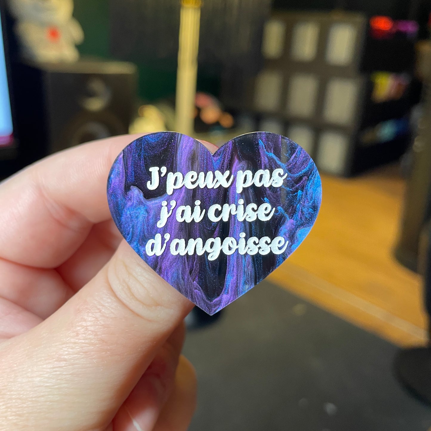 [Contrôle technique] Broche "J'peux pas j'ai crise d'angoisse" en acrylique marbrée bleue, noire et violette